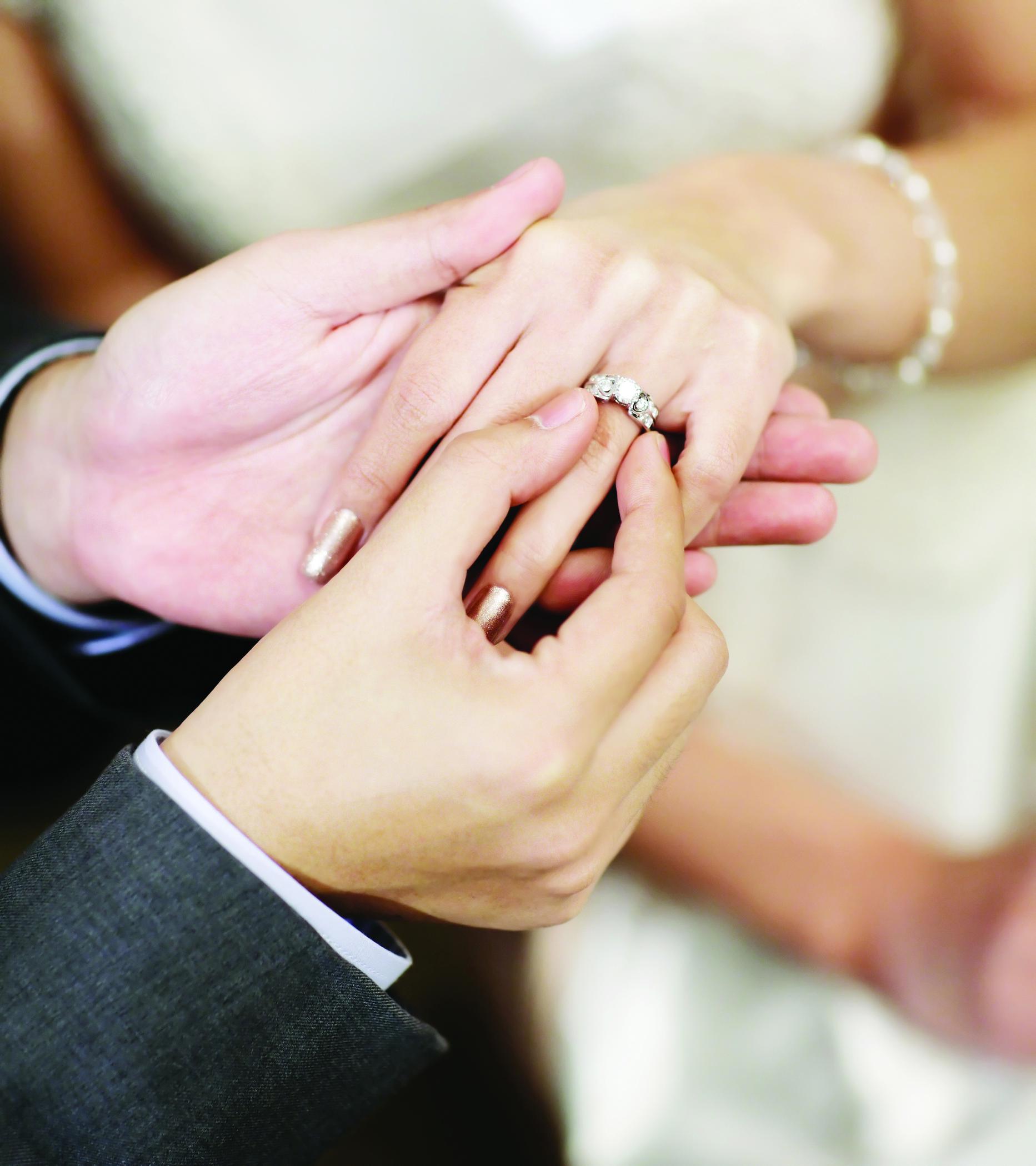 На какой руке носят кольцо брака. Обручальные кольца на руках. Обручальное кольцо на пальце. Красивые обручальные кольца на руках. Свадебные кольца на пальцах.